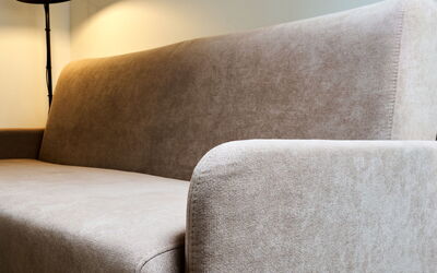 Luxury Mountain Attic with Ac & Netflix 30.1: Canapé, Salon, Throw Pillow, Canapé-Lit, Oreiller, Lampe, Coussin, Accoudoir