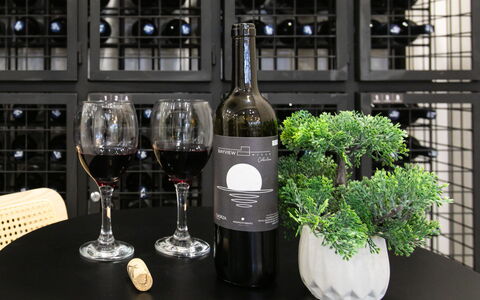 Collection View Free Spa & Padel: Bar, Meubles, Drinkware, Bouteille, Verres À Pied, Verre, Du Vin, Serveware, Verre De Vin