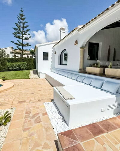 Alborada: Biens, Villa, Ombre, Aménagement Paysager, Tuile, Mobilier De Jardin, Conception, Hacienda, Piscine, Cour