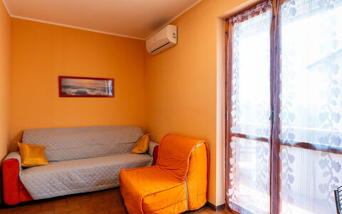 Casa Anna: Arbre, Surface De La Route, Automotive Exterieur, Voiture, Espace Public, Asphalte, Rue, Parking, Familiale