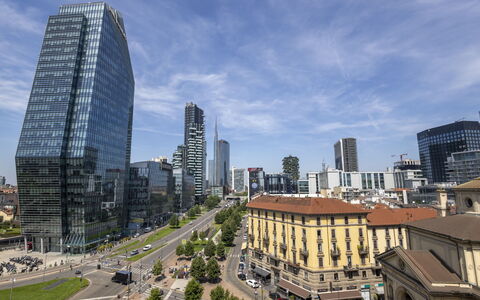 Repubblica City View: Arbre, Surface De La Route, Automotive Exterieur, Voiture, Espace Public, Asphalte, Rue, Parking, Familiale