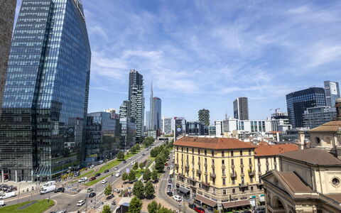 Repubblica City View: Arbre, Surface De La Route, Automotive Exterieur, Voiture, Espace Public, Asphalte, Rue, Parking, Familiale