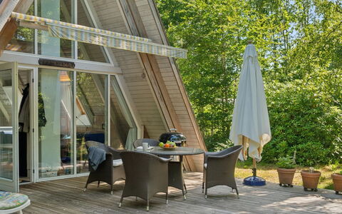 Thrond - 500M from the Sea: Bois, Sol, Design Intérieur, Sol, Meubles, Parquet, Pièce, Plafond, Tache De Bois, Dur