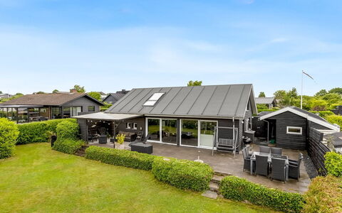 Adser - 300M from the Sea: Bois, Sol, Design Intérieur, Sol, Meubles, Parquet, Pièce, Plafond, Tache De Bois, Dur
