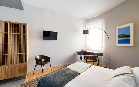 Il Monumento: Meubles, Design Intérieur, Lit, Chambre, Literie, Drap De Lit, Sol, Sol, Bois, Linge
