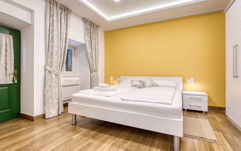 Conrad: Design Intérieur, Sol, Chambre, Sol, Lit, Plafond, Pièce, Éclairage, Literie, Cadre De Lit