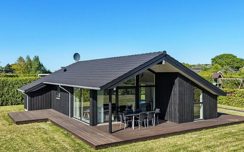 Kody - 400M from the Sea: Maison, Domicile, Porte, Toit, Chalet, Biens, Jardin, Ombre, Siding, Cour
