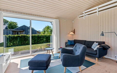 Kody - 400M from the Sea: Maison, Domicile, Porte, Toit, Chalet, Biens, Jardin, Ombre, Siding, Cour