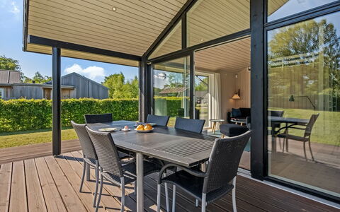Kody - 400M from the Sea: Maison, Domicile, Porte, Toit, Chalet, Biens, Jardin, Ombre, Siding, Cour