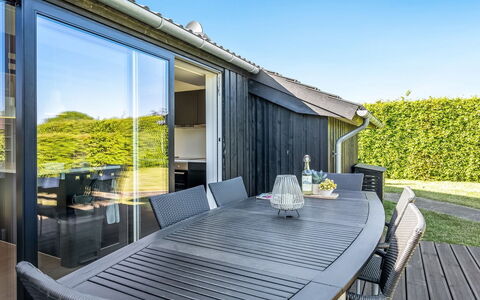 Kody - 400M from the Sea: Maison, Domicile, Porte, Toit, Chalet, Biens, Jardin, Ombre, Siding, Cour