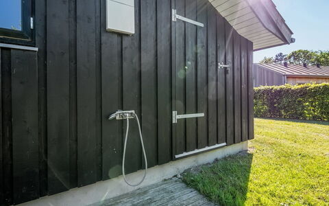 Kody - 400M from the Sea: Maison, Domicile, Porte, Toit, Chalet, Biens, Jardin, Ombre, Siding, Cour