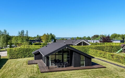 Kody - 400M from the Sea: Maison, Domicile, Porte, Toit, Chalet, Biens, Jardin, Ombre, Siding, Cour