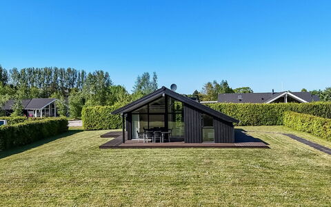 Kody - 400M from the Sea: Maison, Domicile, Porte, Toit, Chalet, Biens, Jardin, Ombre, Siding, Cour