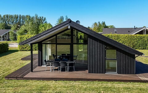 Kody - 400M from the Sea: Maison, Domicile, Porte, Toit, Chalet, Biens, Jardin, Ombre, Siding, Cour