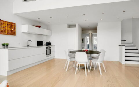 Anelle - 2.5Km from the Sea: Sol, Design Intérieur, Meubles, Sol, Bois, Parquet, Plafond, Luminaire, Cuisine, Éclairage