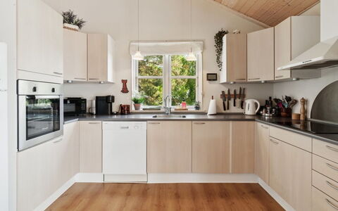 Mariam - 100M from the Sea: Cuisine, Appareil De Cuisine, Comptoir, Design Intérieur, Meubles, Cabinetry, Principaux Appliance, Bois, Sol, Électroménager