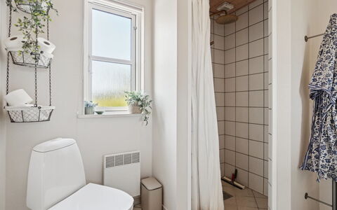 Mariam - 100M from the Sea: Siège De Toilette, Sol, Toilette, Luminaire Plomberie, Sol, Design Intérieur, Salle De Bains, Plomberie, Pièce, Évier