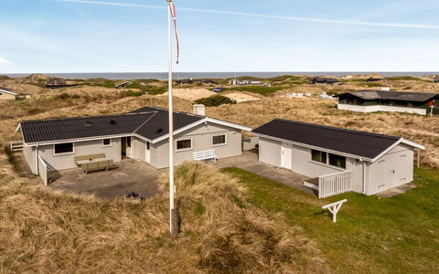 Fridgerd - 300M from the Sea: Bâtiment, Maison, Zone Résidentielle, Domicile, Arbuste, Toit, Chalet, Biens, Jardin