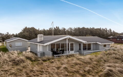 Fridgerd - 300M from the Sea: Bâtiment, Maison, Zone Résidentielle, Domicile, Arbuste, Toit, Chalet, Biens, Jardin