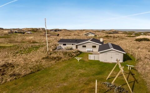 Fridgerd - 300M from the Sea: Bâtiment, Maison, Zone Résidentielle, Domicile, Arbuste, Toit, Chalet, Biens, Jardin