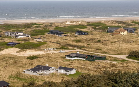 Fridgerd - 300M from the Sea: Bâtiment, Maison, Zone Résidentielle, Domicile, Arbuste, Toit, Chalet, Biens, Jardin