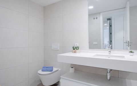 Nerva: Salle De Bains, Luminaire Plomberie, Design Intérieur, Sol, Sol, Lavabo, Évier, Robinet, Toilette, Armoire De Toilette