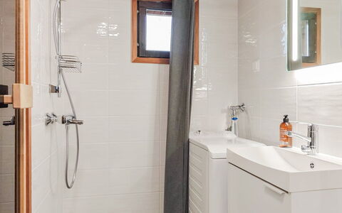 Lähikaltio 330: Luminaire Plomberie, Salle De Bains, Design Intérieur, Sol, Mur, Sol, Évier, Robinet, Lavabo, Plomberie