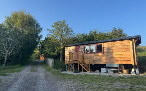 Shepherds Hut: Piscine, Ombre, Recours, Aménagement Paysager, Ville Resort, Clôture, Hôtel, Station Balnéaire
