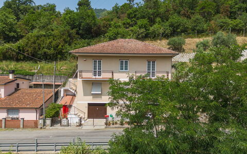 Titta: Bâtiment, Maison, Domicile, Zone Résidentielle, Architecture, Toit, Zone Rurale, Établissements Humains, Village, Pente
