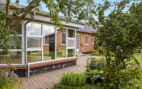 Kukka - 16Km from the Sea: Zone Résidentielle, Domicile, Maison, Arbuste, Porte, Biens, Lot Terre, Chalet, Jardin, Siding