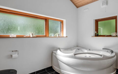 Rosaline - 500M from the Sea: Piscine, Mobilier De Jardin, Meubles, Recours, Dalle, Eco Hôtel, Ombre, Chaise, Loisir, Biens