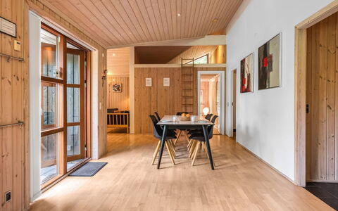 Rosaline - 500M from the Sea: Bois, Sol, Design Intérieur, Sol, Meubles, Parquet, Pièce, Plafond, Tache De Bois, Dur