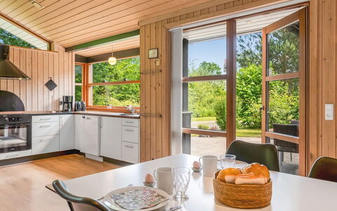 Rosaline - 500M from the Sea: Bois, Sol, Design Intérieur, Sol, Meubles, Parquet, Pièce, Plafond, Tache De Bois, Dur