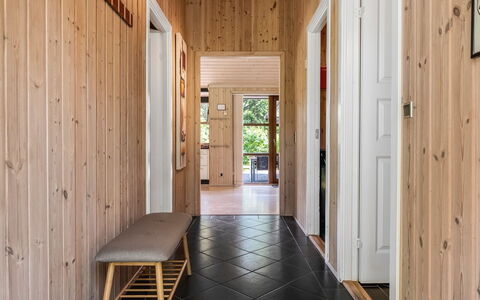 Rosaline - 500M from the Sea: Bois, Sol, Design Intérieur, Sol, Meubles, Parquet, Pièce, Plafond, Tache De Bois, Dur