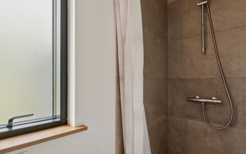 Radica - 400M from the Sea: Mur, Bois, Sol, Sol, Luminaire Plomberie, Design Intérieur, Salle De Bains, Plomberie, Pièce, Douche