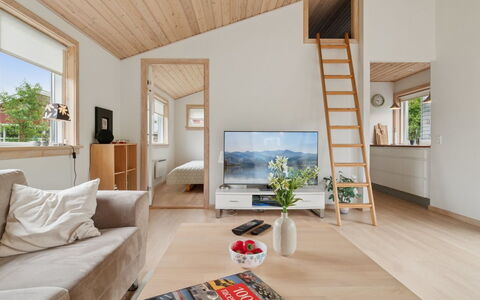 Ilta - 2.8Km from the Sea: Sol, Design Intérieur, Bois, Sol, Plafond, Parquet, Meubles, Pièce, Salon, Domicile