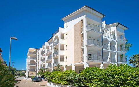 Tortoreto Apartment Close To The Sea, Ac,wi -fi: Appartement, Zone Résidentielle, Balcon, Condominium, Ombre, Hôtel, Clôture, Recours, Villa