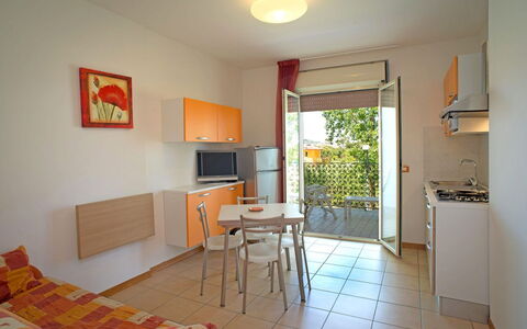 Tortoreto Apartment Close To The Sea, Ac,wi -fi: Appartement, Chaise, Balcon, Ombre, Cour, Mobilier De Jardin, Table Cuisine Et Salle A Manger, Arrière-Cour, Plante D'Appartement