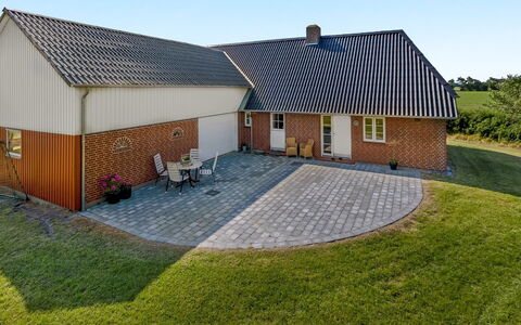 Rahild - 10Km from the Sea: Bleu, Arbuste, Chalet, Couverture De Sol, Jardin, Biens, Ombre, Aménagement Paysager, Ferme, Eco Hôtel