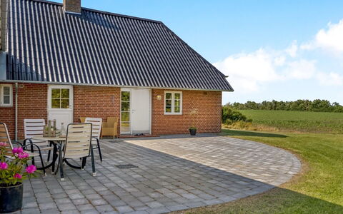 Rahild - 10Km from the Sea: Bleu, Arbuste, Chalet, Couverture De Sol, Jardin, Biens, Ombre, Aménagement Paysager, Ferme, Eco Hôtel