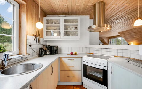 Thiodver - 850M from the Sea: Cuisine, Design Intérieur, Comptoir, Appareil De Cuisine, Sol, Luminaire, Bois, Plafond, Cabinetry, Principaux Appliance