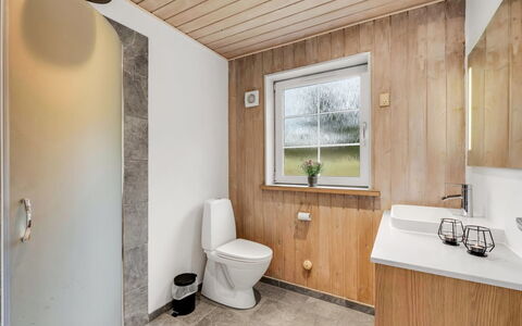 Thiodver - 850M from the Sea: Bois, Sol, Luminaire Plomberie, Sol, Design Intérieur, Toilette, Salle De Bains, Plomberie, Plafond, Siège De Toilette