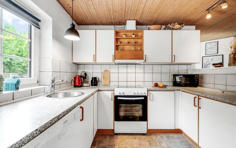 Ulf - 2Km from the Sea: Cuisine, Appareil De Cuisine, Comptoir, Principaux Appliance, Bois, Sol, Cabinetry, Design Intérieur, Plafond, Luminaire Plomberie