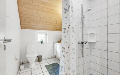 Ulf - 2Km from the Sea: Luminaire Plomberie, Sol, Sol, Salle De Bains, Design Intérieur, Plomberie, Plafond, Robinet, Domicile, Composite