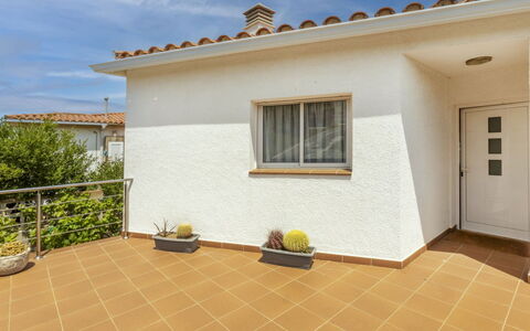 Brisa: Arbuste, Jardin, Ombre, Pelouse, Mobilier De Jardin, Arrière-Cour, Aménagement Paysager, Cour, Biens, Chaise
