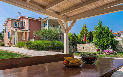 Villa Majmajola: Arbuste, Jardin, Ombre, Pelouse, Mobilier De Jardin, Arrière-Cour, Aménagement Paysager, Cour, Biens, Chaise