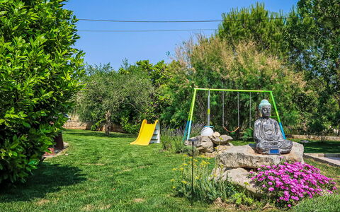 Villa Majmajola: Arbuste, Jardin, Ombre, Pelouse, Mobilier De Jardin, Arrière-Cour, Aménagement Paysager, Cour, Biens, Chaise