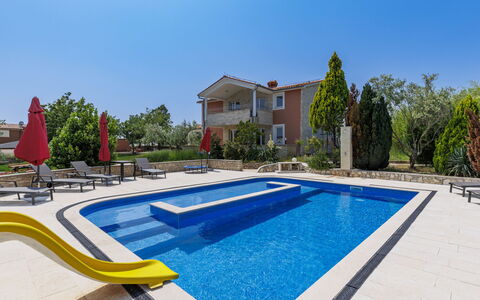 Villa Majmajola: Arbuste, Jardin, Ombre, Pelouse, Mobilier De Jardin, Arrière-Cour, Aménagement Paysager, Cour, Biens, Chaise
