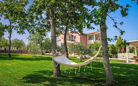 Villa Majmajola: Arbuste, Jardin, Ombre, Pelouse, Mobilier De Jardin, Arrière-Cour, Aménagement Paysager, Cour, Biens, Chaise