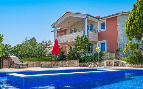 Villa Majmajola: Arbuste, Jardin, Ombre, Pelouse, Mobilier De Jardin, Arrière-Cour, Aménagement Paysager, Cour, Biens, Chaise